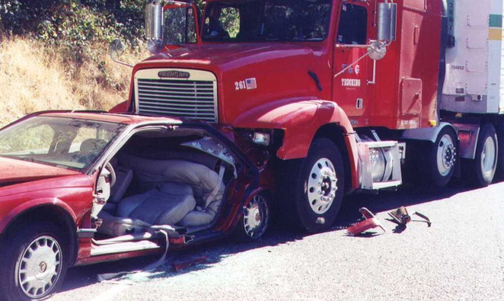 El Mejor Bufete Legal de Abogados de Accidentes de Semi Camión, Abogados Para Demandas de Accidentes de Camiones Tustin California